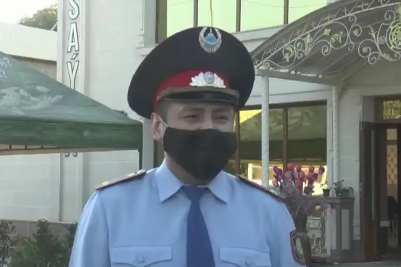 Полицейский вынес из горящей гостиницы спящего человека в Алматы