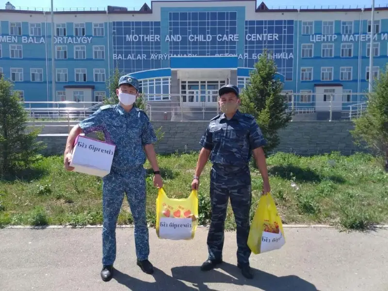 Мясо и овощи доставили в инфекционную больницу полицейские в ВКО