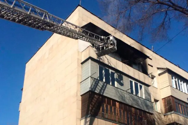 Пожилую женщину спасли из дымящейся квартиры в Алматы