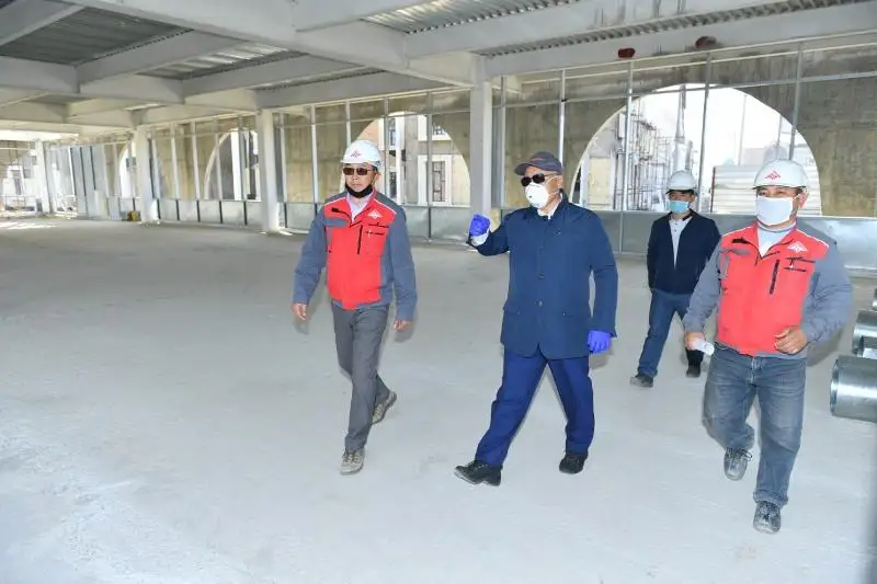 Умирзак Шукеев проверил соблюдение мер предосторожности на строительных объектах