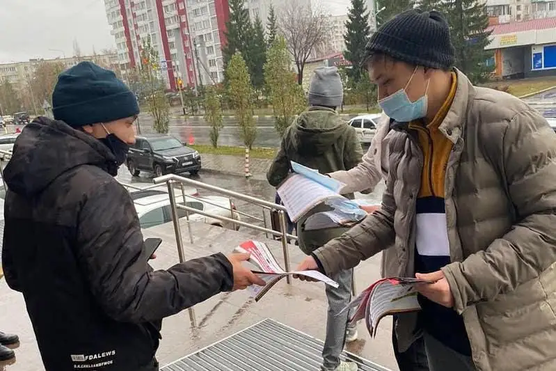 Медицинские маски и перчатки раздают волонтеры на улицах Петропавловска