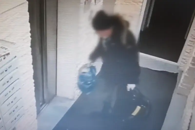 Уличный рекламный  баннер украл мужчина в Нур-Султане