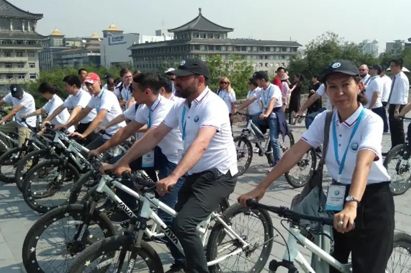 Журналисты стран ШОС проехались на велосипедах по древней стене в китайском Сиане