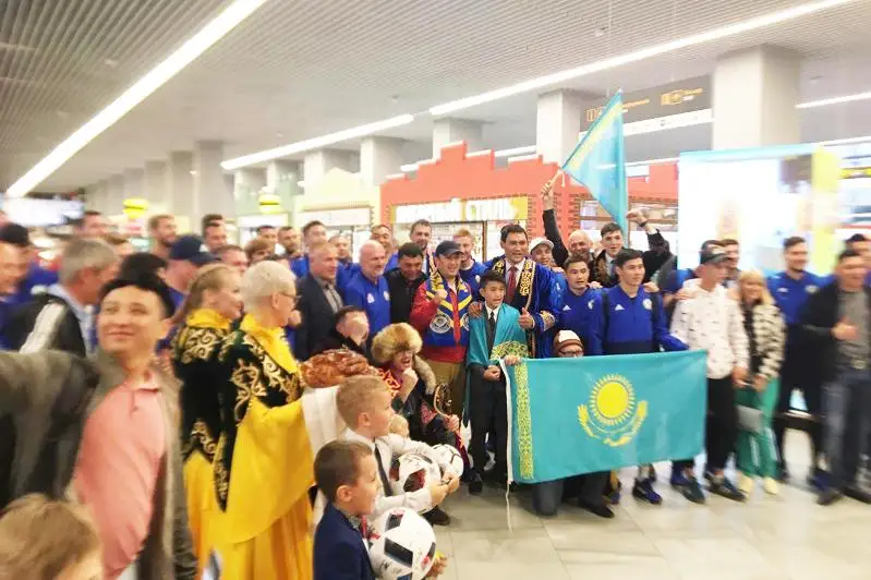 Футбольные фанаты овациями встретили сборную Казахстана в Калининграде