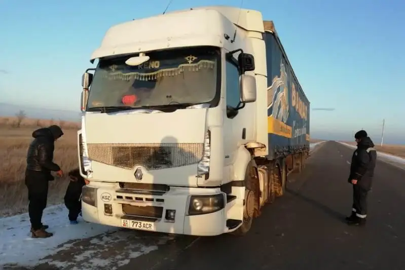 Двух иностранных водителей из замёрзшего грузовика спасли в Павлодарской области