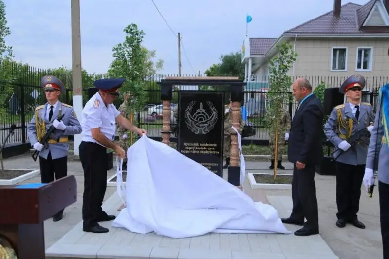 Обелиск погибшим полицейским установили в Костанайской области