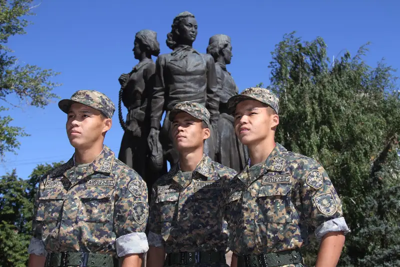 Актауские братья-тройняшки служат в полку Нацгвардии в Уральске