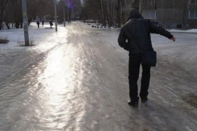 В связи с гололедом жителей 7 регионов просят быть осторожными