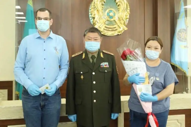 Предотвративших пожар  в роддоме врачей наградили в Алматы