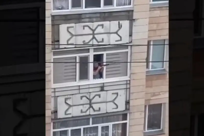 Мужчина охотился на птиц со своего балкона в Кокшетау