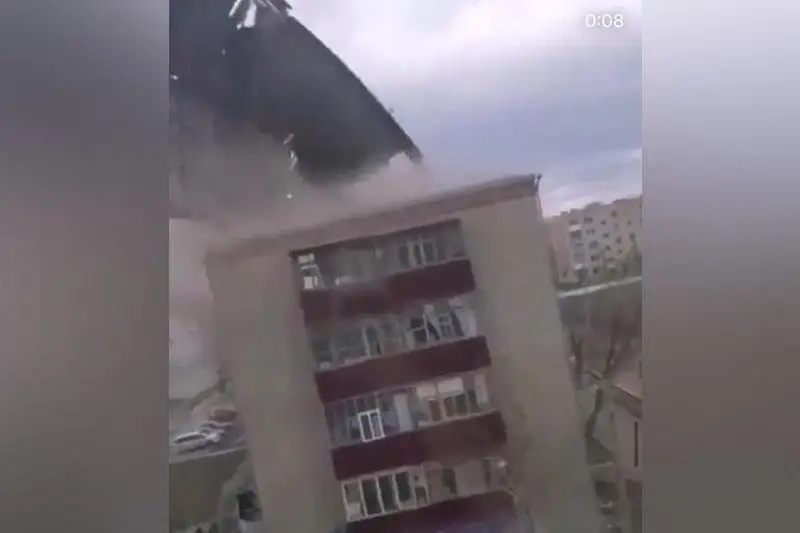 Сильный ветер сорвал крыши с более чем 160 зданий в Казахстане