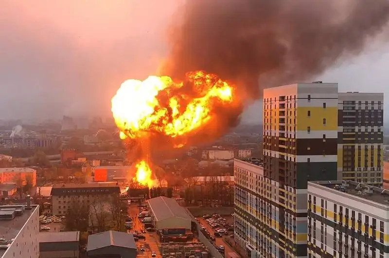 Ангар с газовыми резервуарами загорелся на юге Москвы