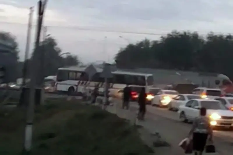 Поезд столкнулся с пассажирским автобусом в Алматинской области