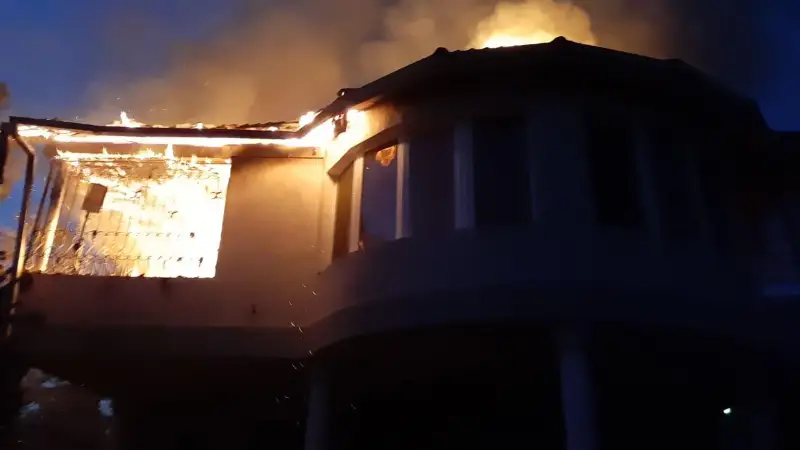 Пожилого мужчину из горящего коттеджа спасли в Алматы