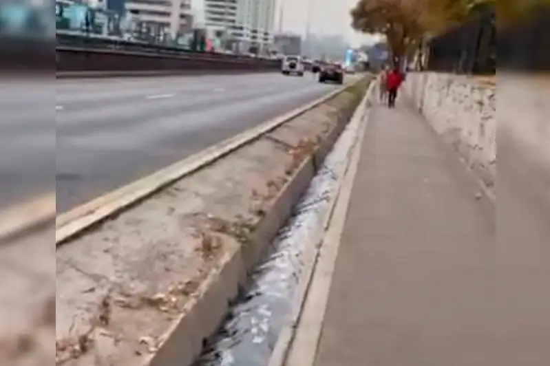 Названа причина неприятного запаха из арыка в центре Алматы