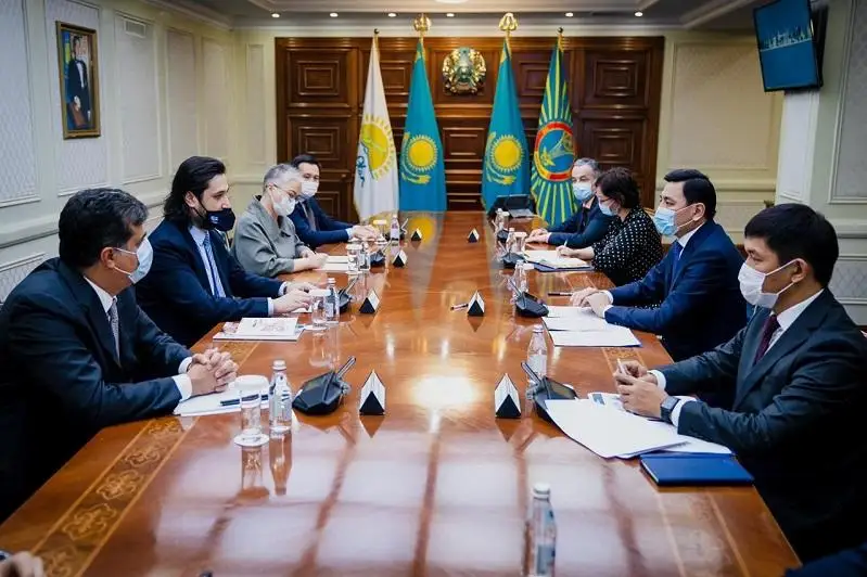 Модернизацию Центральной ж/д больницы обсудил аким столицы с инвесторами