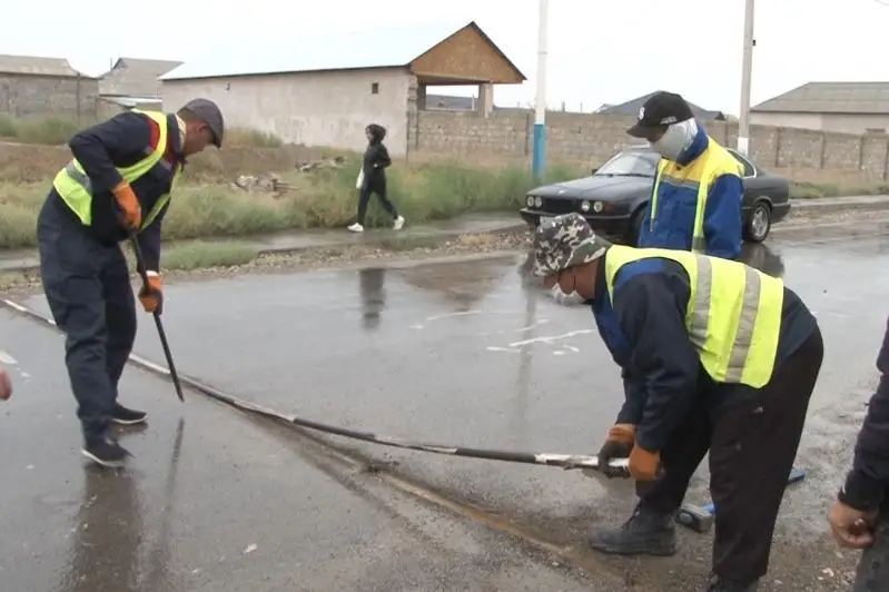 Незаконно установленные дорожные барьеры демонтируют на улицах Туркестана