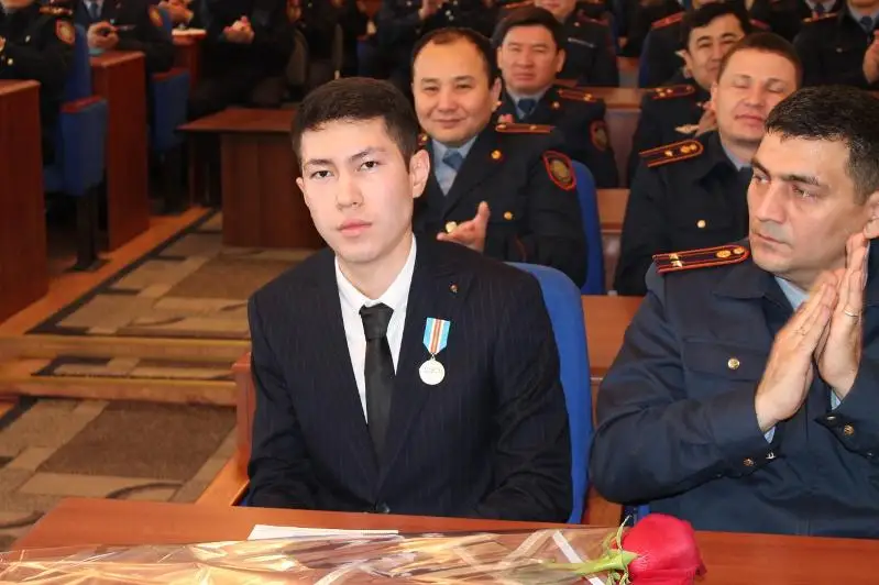 Заслонившего собой беременную женщину в самолете Bek Air  Темирлана Кадауова наградили в Алматы