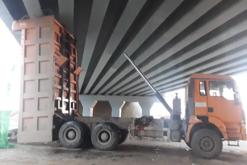 Грузовик врезался в мост в Павлодарской области