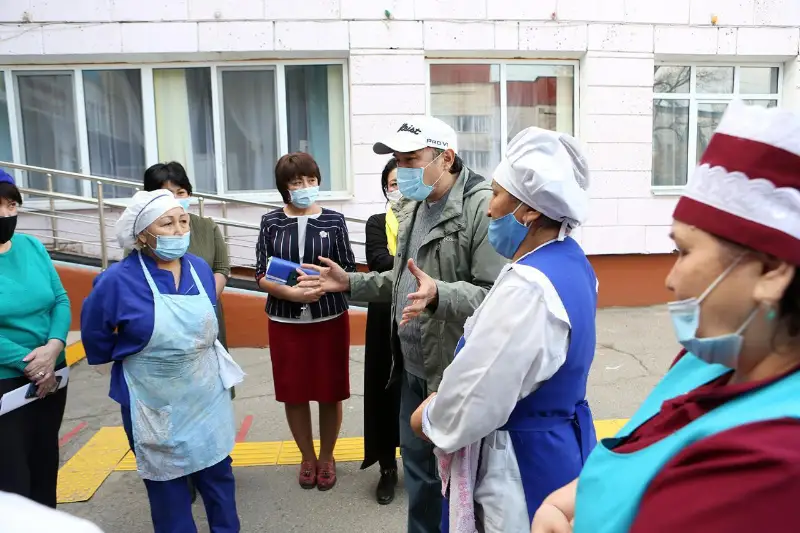 Ержан Бабакумаров и Аружан Саин посетили специализированный комплекс для детей-сирот в Алматы