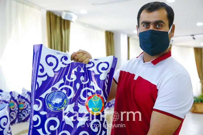 Столичные дети из малообеспеченных семей получили подарки от АНК к 1 июня