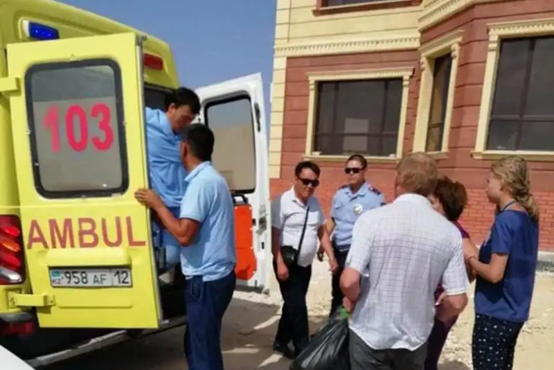 Тонущую семью из четырех человек спасли строители в Актау