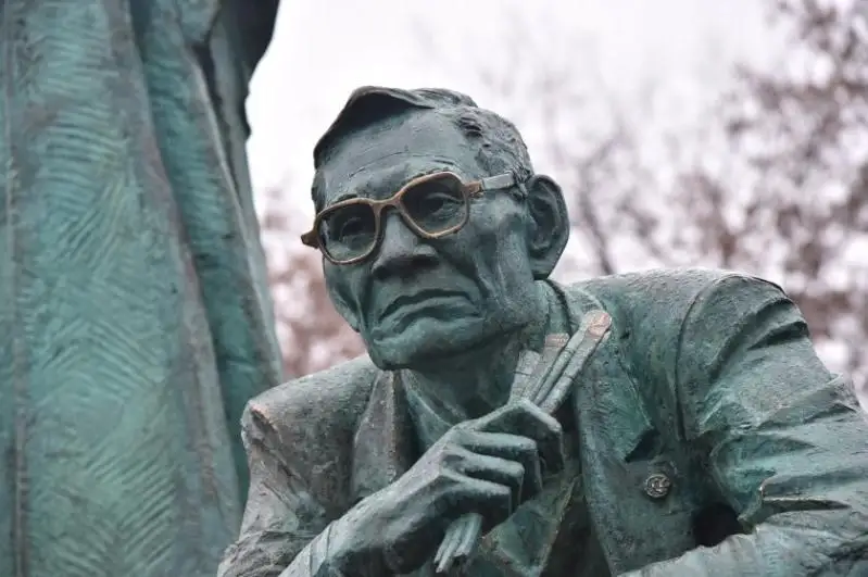 Памятник художнику Амангельды Шакенову установили в Омске