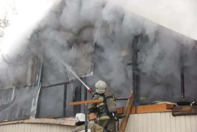 В Усть-Каменогорске сгорел магазин