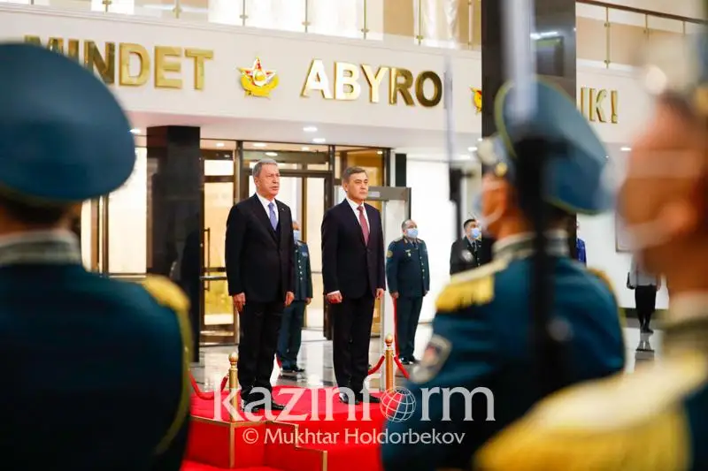 Нурлан Ермекбаев встретился с министром обороны Турции