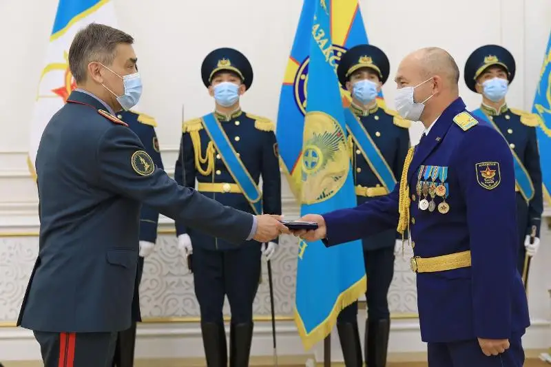 Военнослужащих наградили медалями к 25-летию Конституции РК