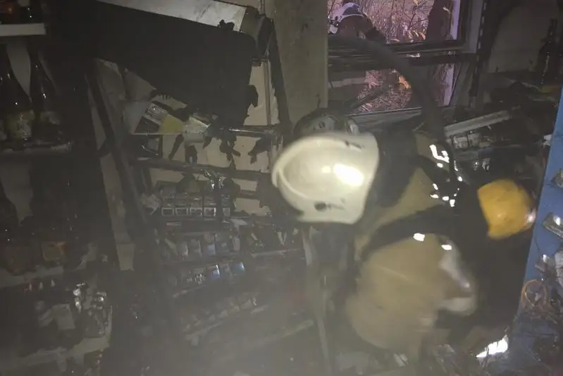 Девять человек эвакуировали при пожаре в магазине Усть-Каменогорска