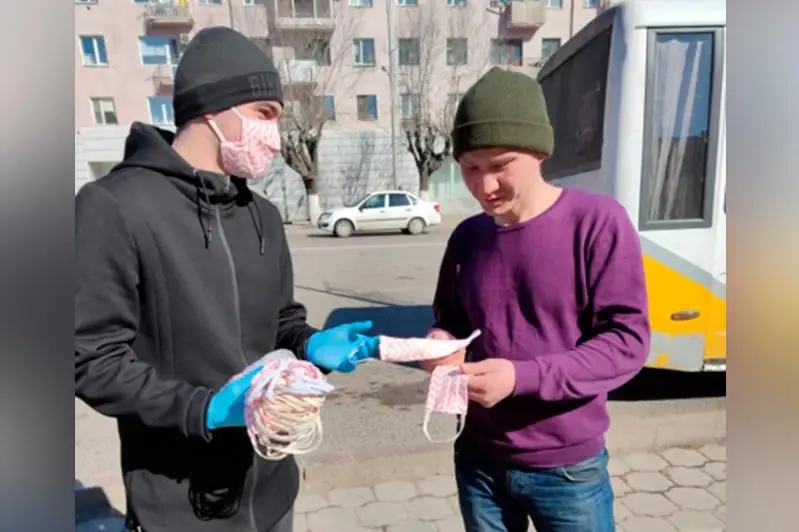 Раздали маски водителям общественного транспорта волонтеры Караганды
