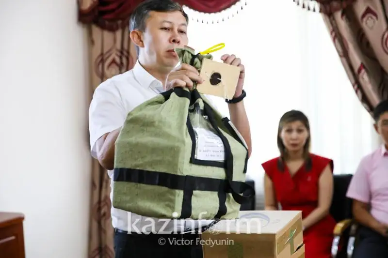 Журналистам показали, как упаковывают тестовые задания для ЕНТ