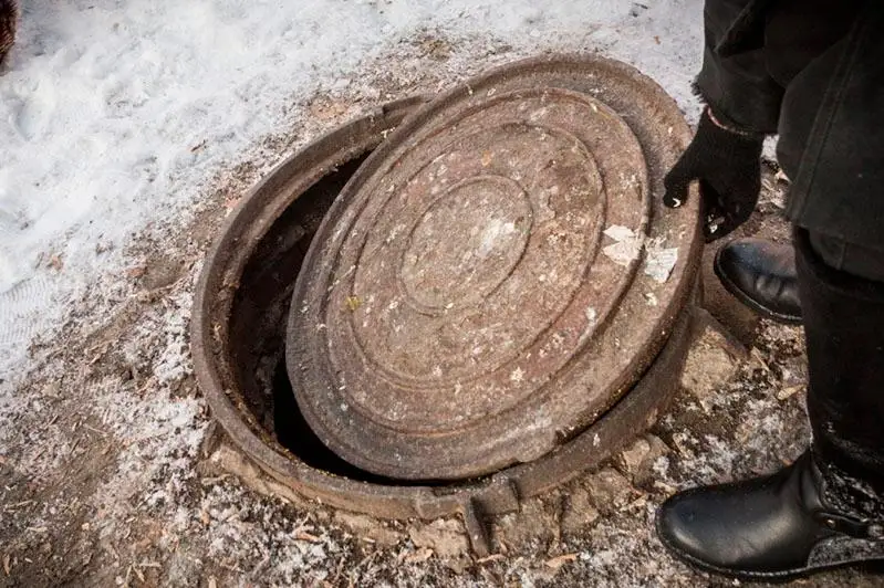 Тело мужчины нашли в канализационном люке в Семее