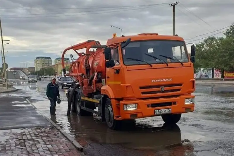 Ливень в Атырау: коммунальные службы перешли на усиленный режим