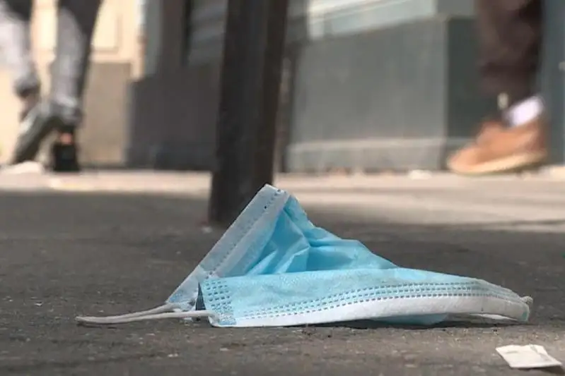 Один из показателей низкой культуры - эксперт о выбросе использованных масок на улице