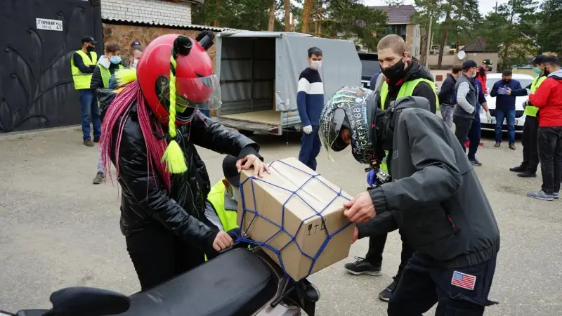 Байкеры и владельцы внедорожников помогают в доставке продуктов нуждающимся в Семее