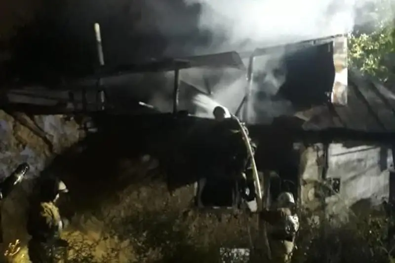 Двое человек заживо сгорели в частном доме в Алматы