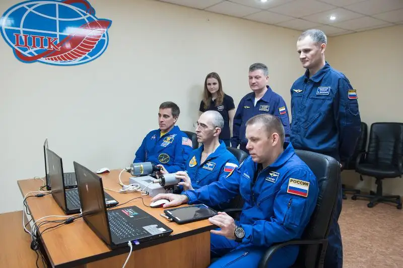 На Байконуре идет заключительный этап подготовки к полету в космос экипажа МКС-63