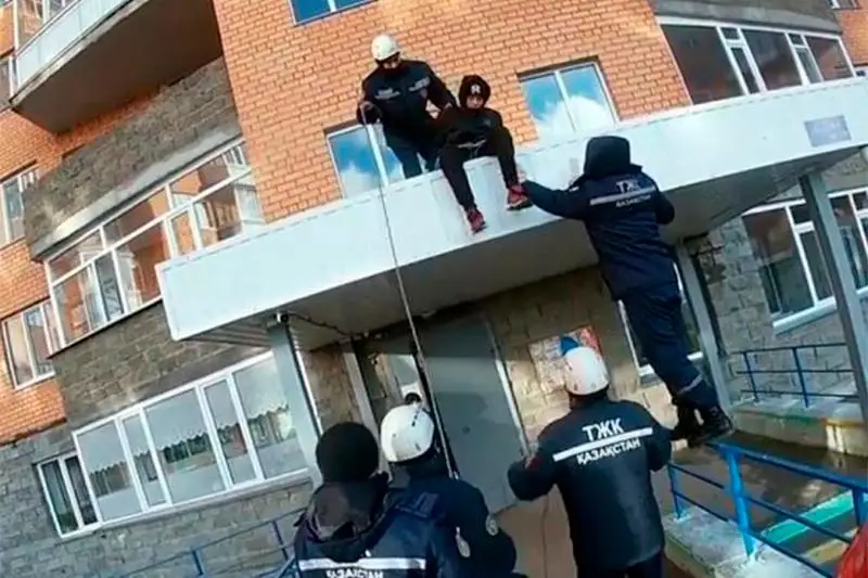 С карниза подъезда сняли мальчика акмолинские спасатели