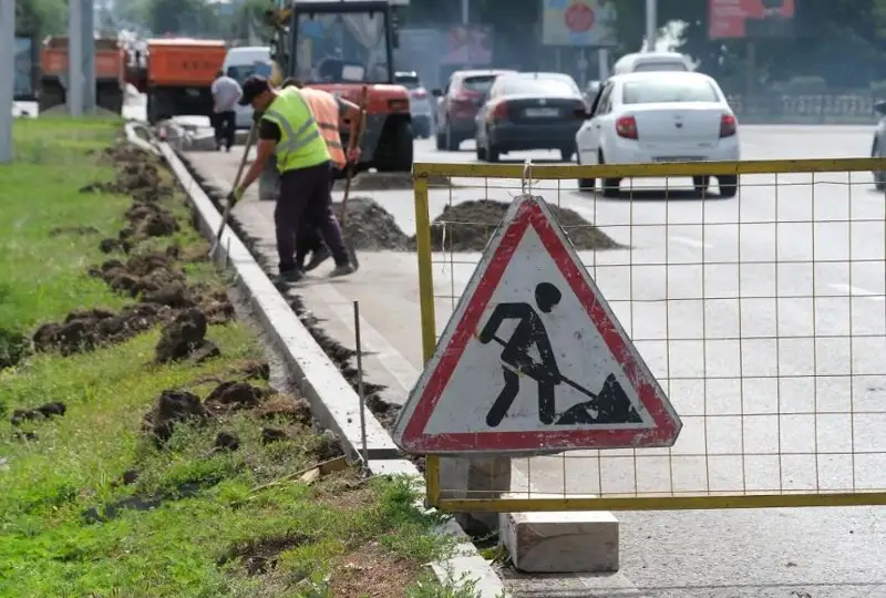 Ремонт бордюров по Аль-Фараби завершили в Алматы