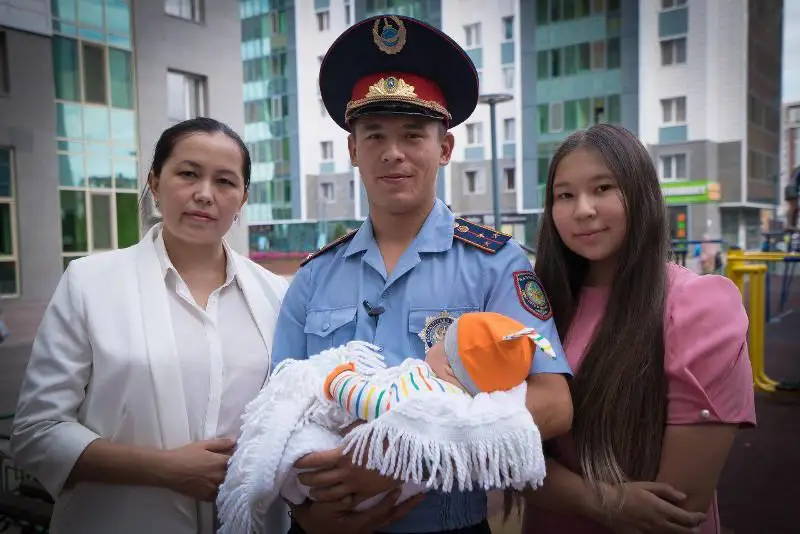 Новорожденного вынес из горящей квартиры полицейский в Нур-Султане