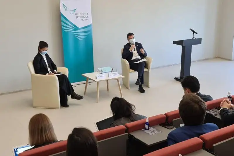 О новом экономическом курсе рассказал членам Президентского кадрового резерва Руслан Даленов