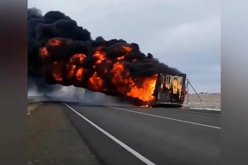 Гружёный шинами прицеп сгорел на трассе в Акмолинской области