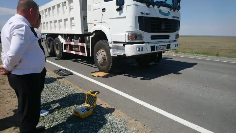 Владельцев большегрузов на трассе Майкаин-Экибастуз штрафуют за перевес