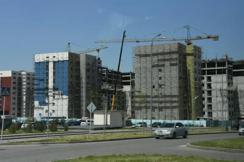 Бакытжан Сагинтаев ознакомился с ходом строительства домов и школ в Алматы