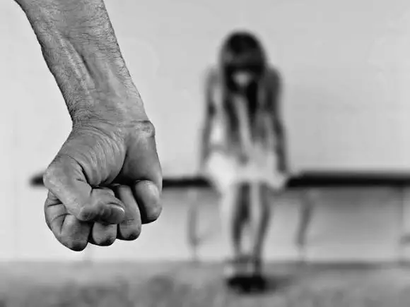Насиловавший 13-летнюю приемную дочь осужден в Атырау