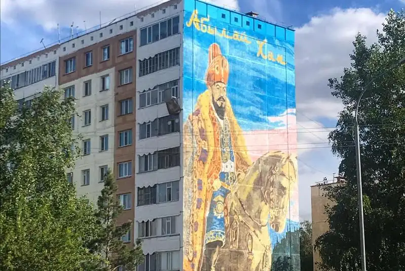 Фасады домов Кокшетау украсили изображения выдающихся личностей