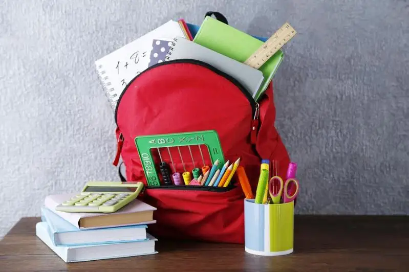 «Дорога в школу»: более чем 200 детям подарят портфели в канцтовары в столице