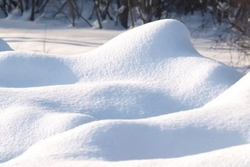 Из-за сугробов фельдшеру «скорой» пришлось пересесть на трактор в ВКО